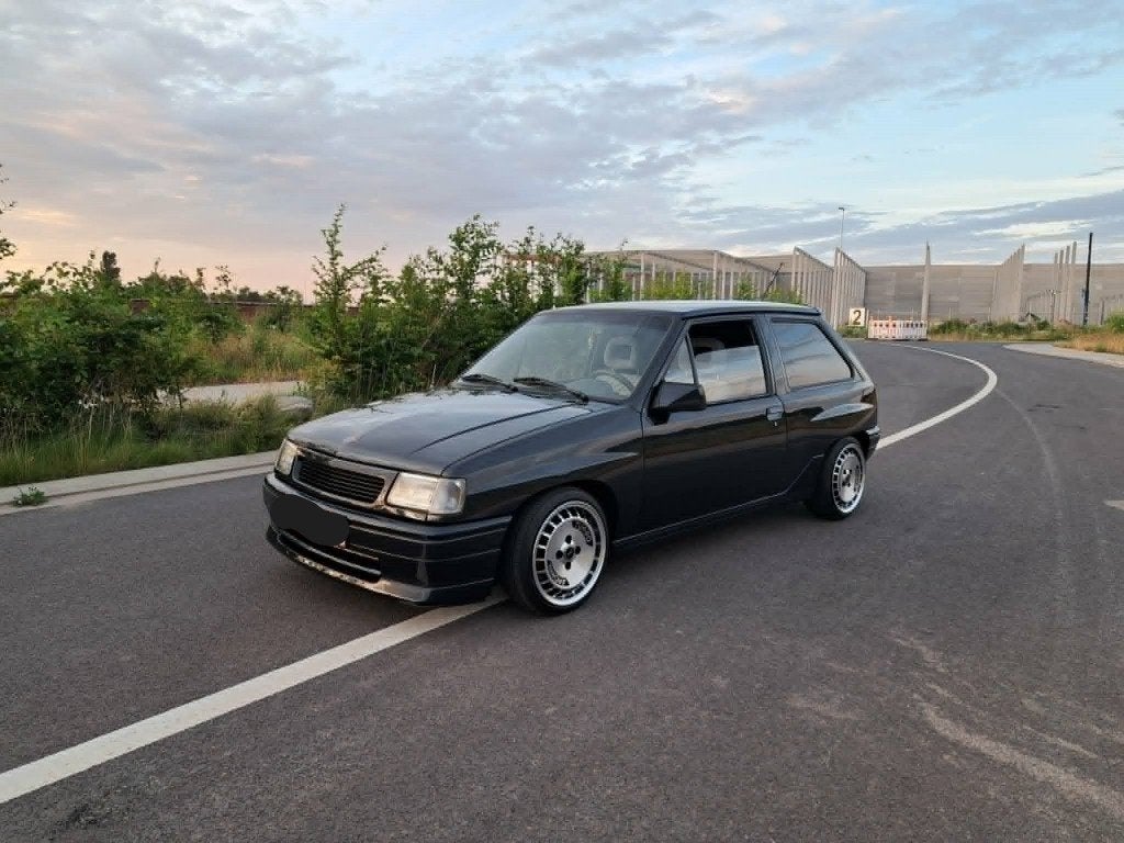 Opel corsa A 1.2cc look gsi in perfecte staat, Voorwielaandrijving, 4 zetels, 4 cilinders, Zwart