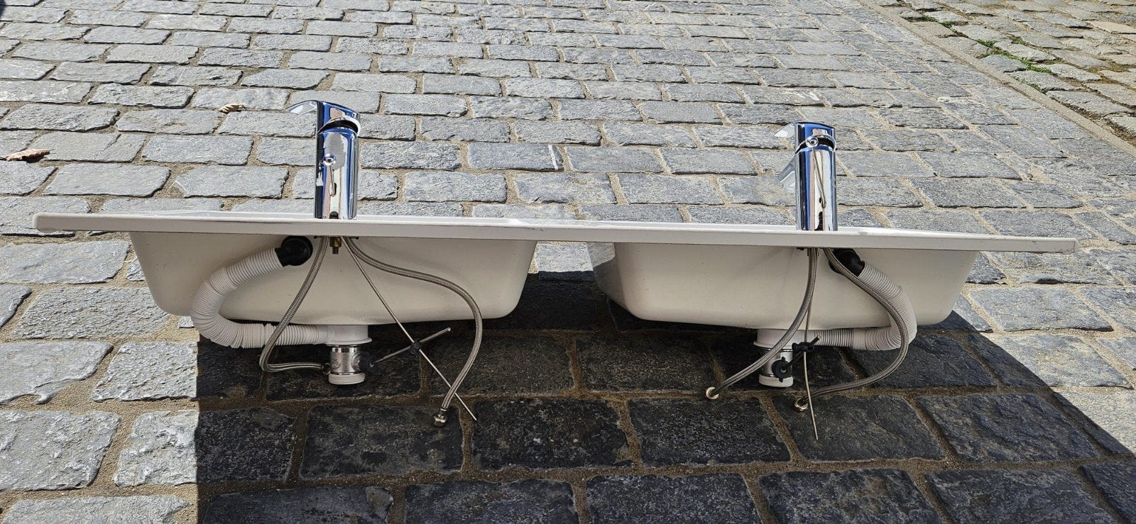 dubbele wasbak met kranen, Huis en Inrichting, Badkamer | Badkamermeubels, Ophalen, Gebruikt, 50 tot 75 cm, 100 tot 150 cm