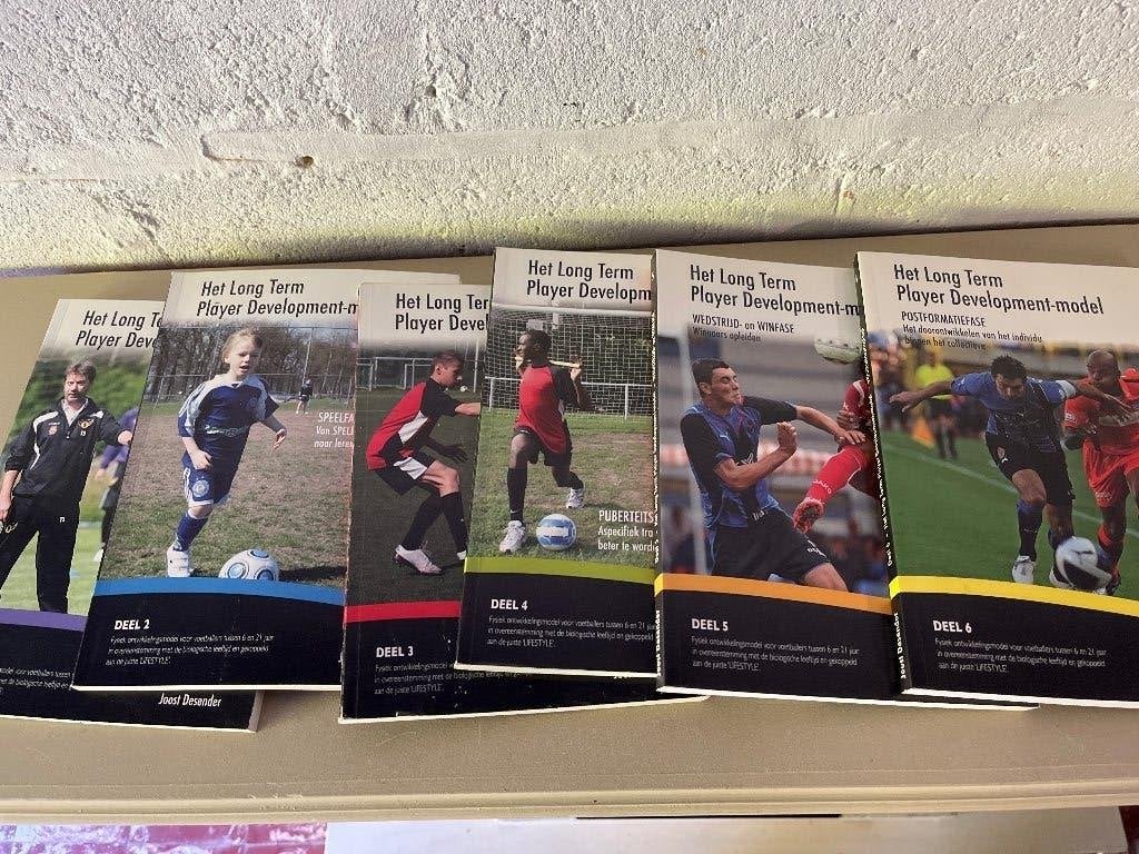 Boekenreeks Joost Desender LTPD, Enlèvement, Comme neuf, Joost Desender., Sport de ballon