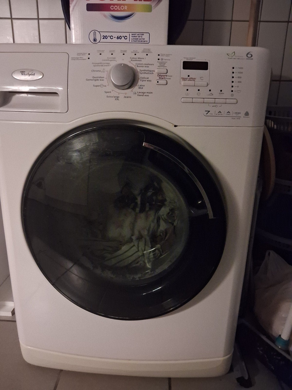 Machine à laver en bon état.