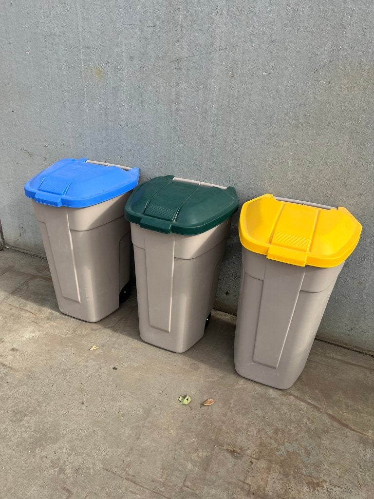 3 poubelles Rubbermaid, capacité 100 L, comme neuves, ., Comme neuf, Enlèvement, 50 cm ou plus