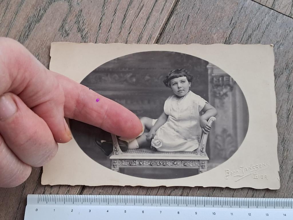 Retro foto van meisje op bank, Ophalen of Verzenden