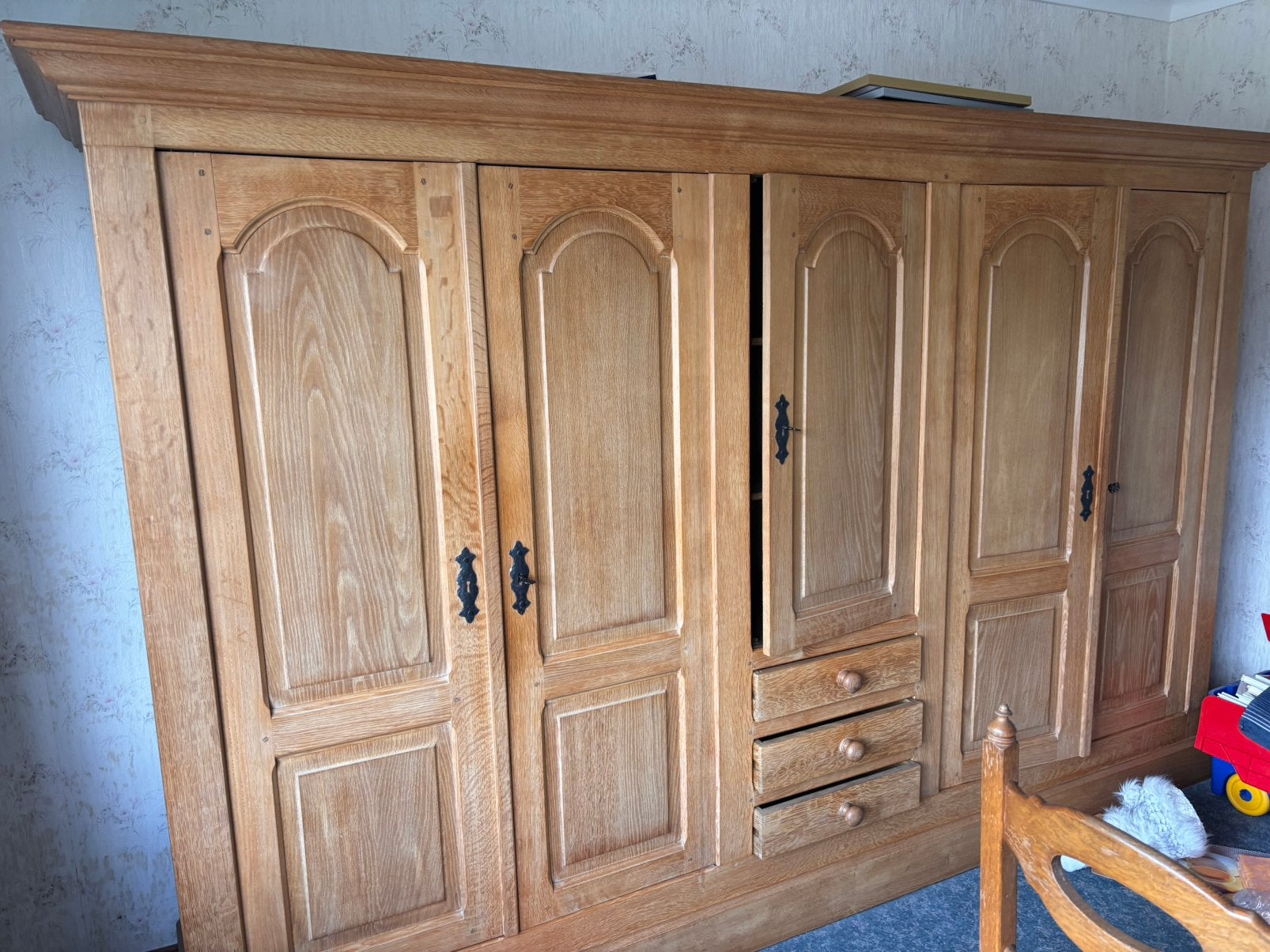 Gratis, Grote houten kast, Huis en Inrichting, Slaapkamer | Complete slaapkamers, Zo goed als nieuw, Ophalen