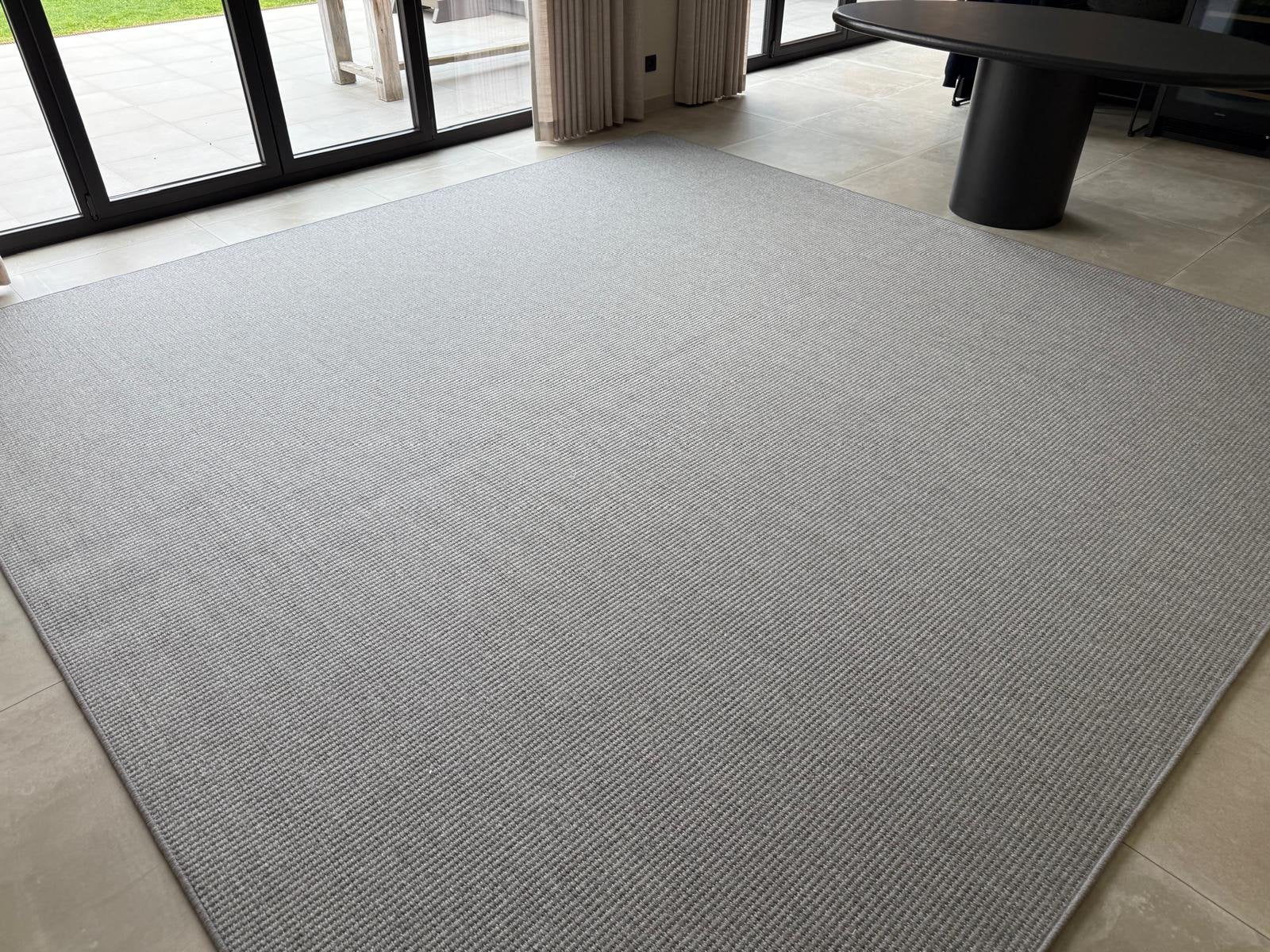 Grand tapis de salle d'exposition 380x380 cm - Belge, 500€, Enlèvement, Comme neuf, Tapis