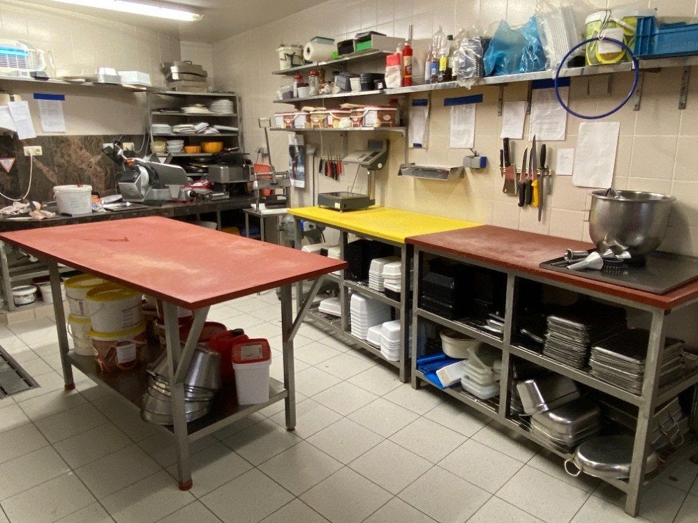 4 tables de travail avec surface de coupe, Enlèvement, Utilisé, Mobilier