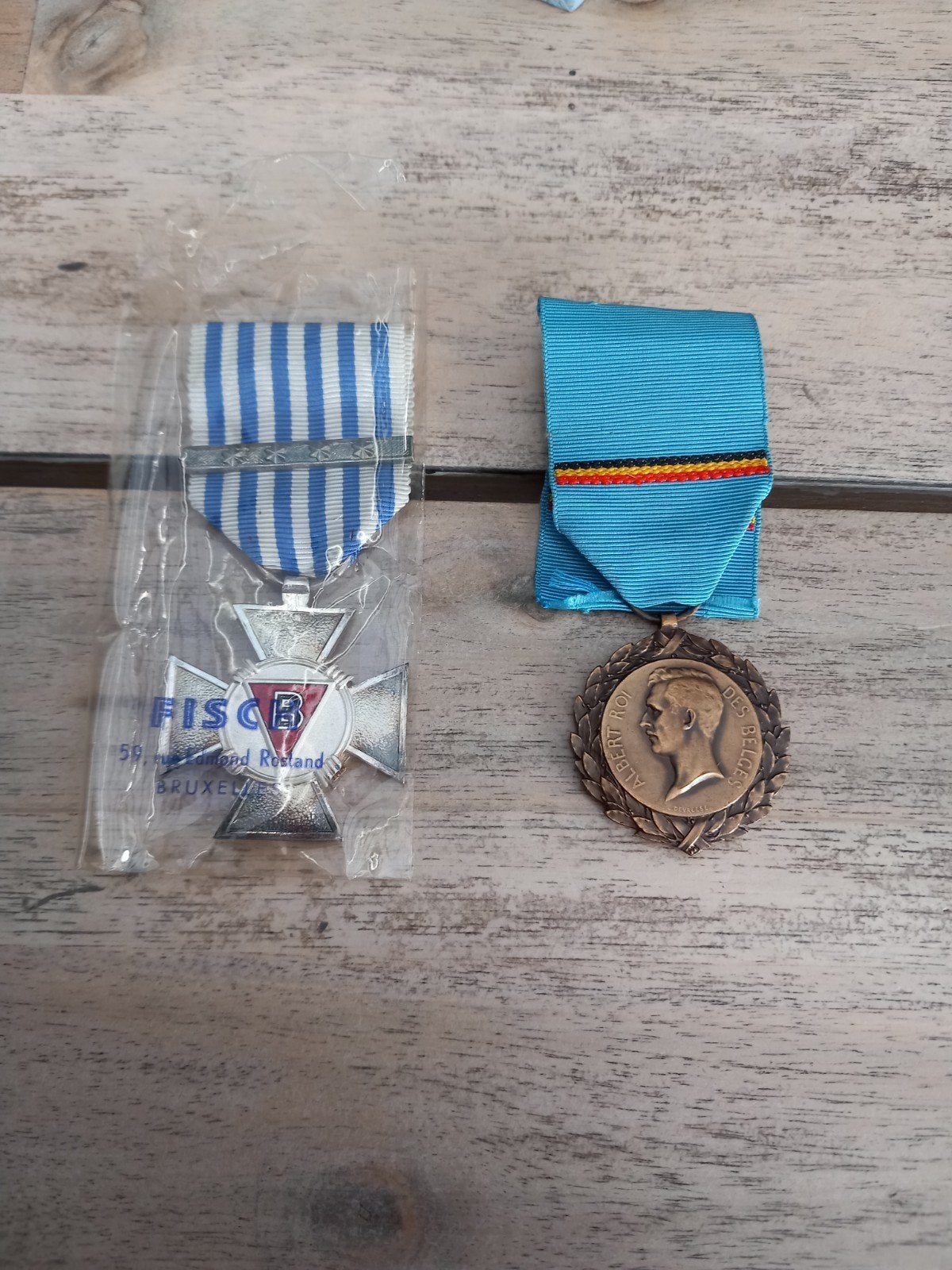 joli médaille, Enlèvement