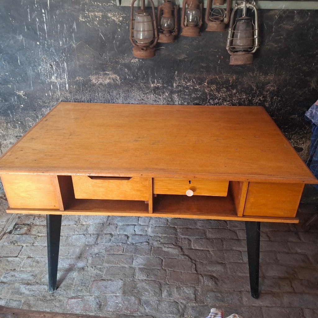 Mooie jaren 60/70 bureau/ kleding/ winkeltafel, Ophalen