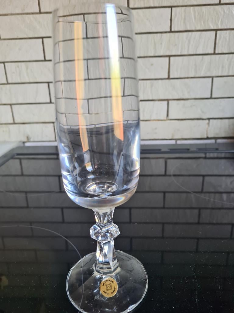 Verres à champagne en cristal, Enlèvement