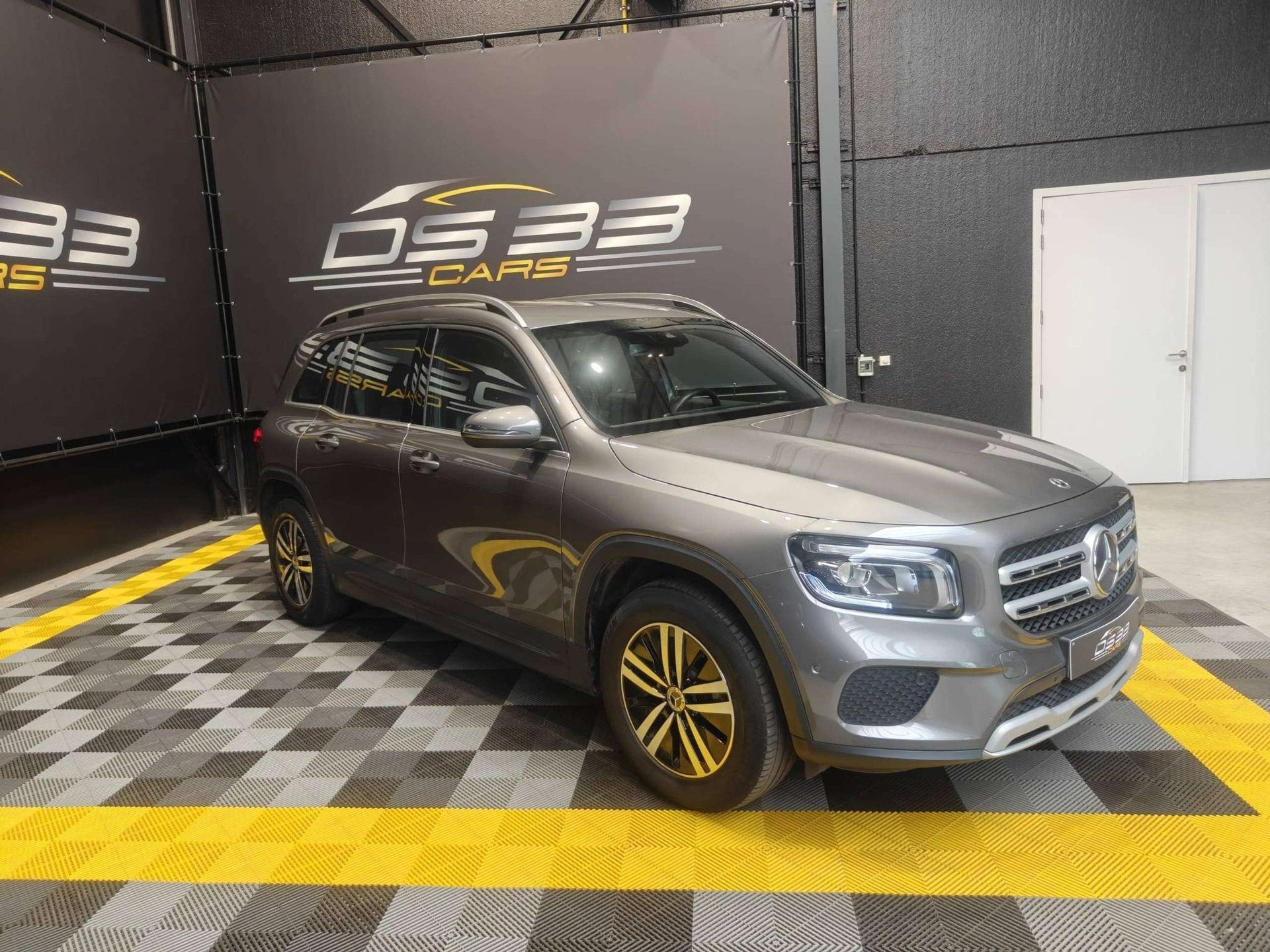 Mercedes-Benz GLB 180 7-zit/LED/WarmLeder/18"/Trekhaak/CAM/P, Auto's, Dealer onderhouden, Gebruikt, 4 cilinders, Parkeersensor