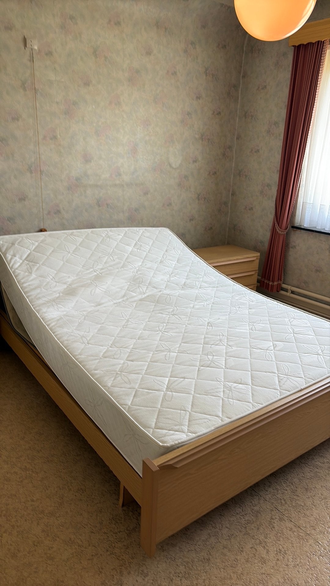 Bed 1,40 m, 2 nachtkastjes, commode kast en spiegel, Huis en Inrichting, Ophalen, Gebruikt