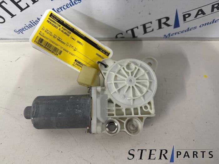Moteur de vitre portière d'un Mercedes E-Klasse, Autos : Pièces & Accessoires, Carrosserie & Tôlerie, Mercedes-Benz, Utilisé, 3 mois de garantie