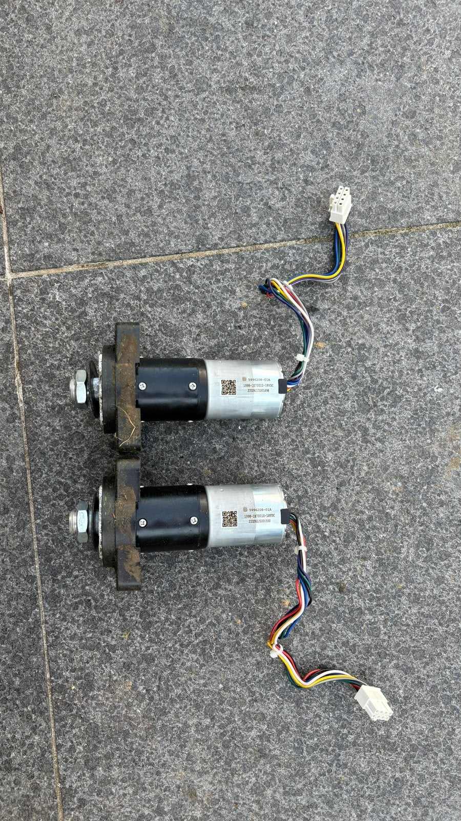 Onderdelen robotmaaier 2 wielmotoren en 1 mes motor, Ophalen, Zo goed als nieuw