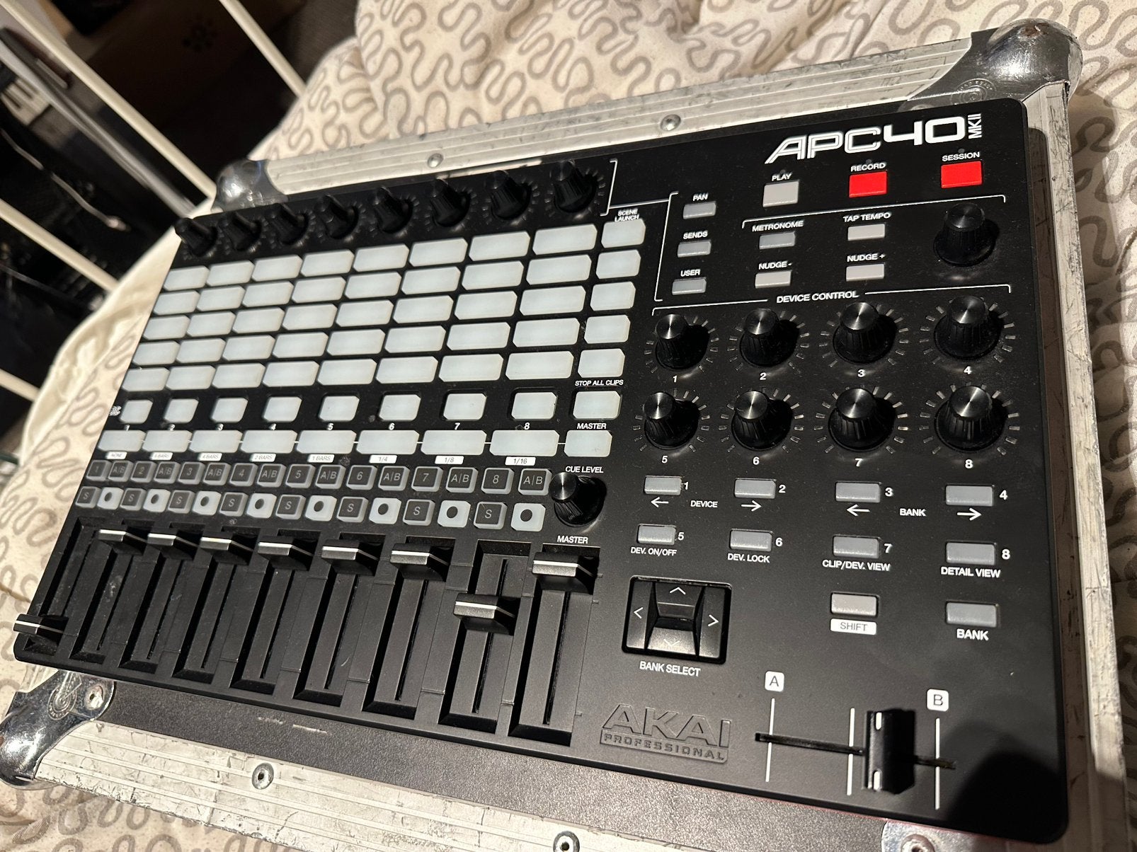 AKAI APC 40 mk2, Muziek en Instrumenten, Midi-apparatuur, Ophalen, Zo goed als nieuw