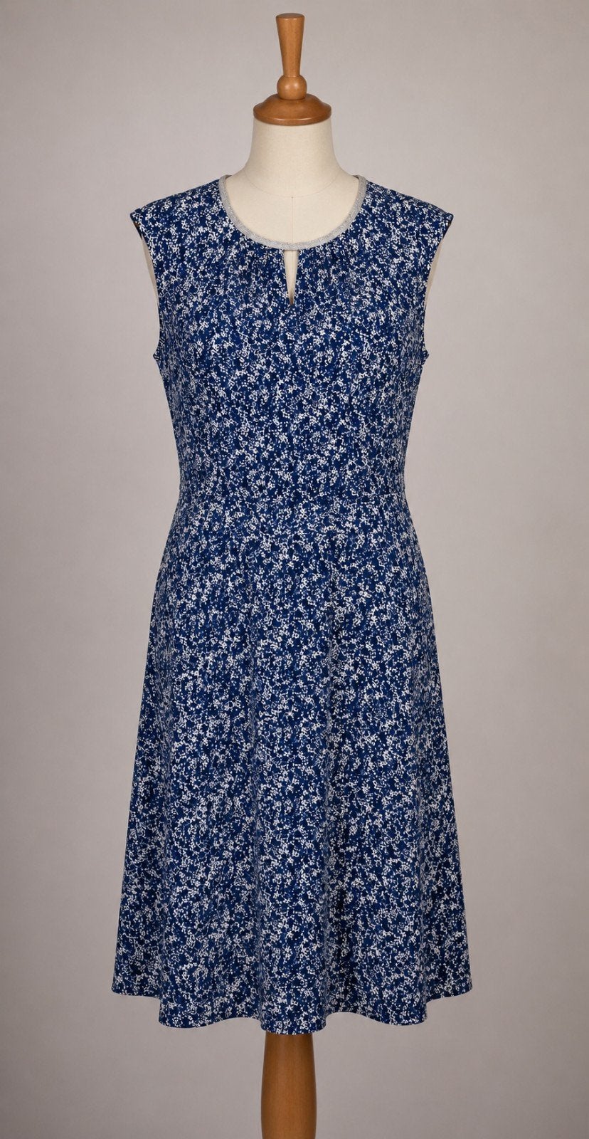 Lola & Liza kleedje met fijn bloemmotief en zilverkl. biesje, Kleding | Dames, Jurken, Lola & Liza, Ophalen of Verzenden, Zo goed als nieuw
