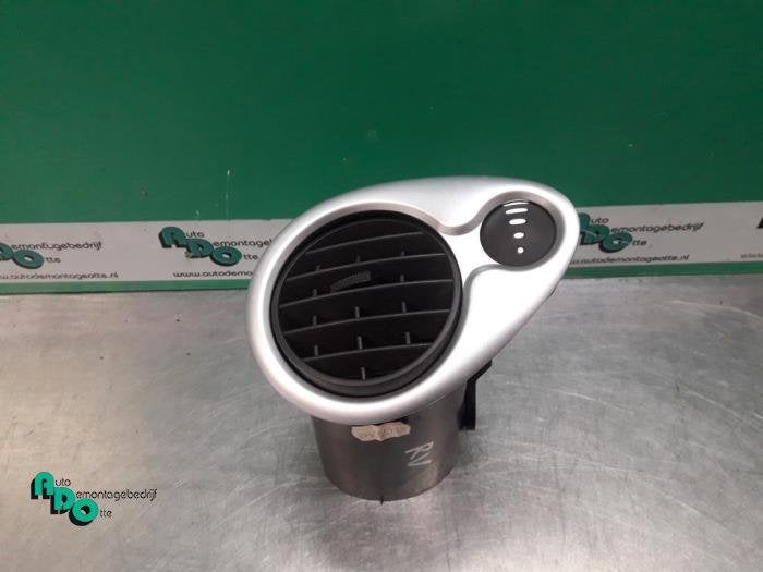 Grille aération tableau de bord d'un Renault Clio (Clio 3 0, Autos : Pièces & Accessoires, Renault, -, 3 mois de garantie, Utilisé