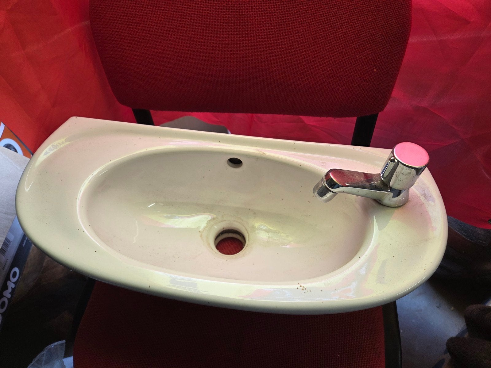 Lavabo met toebehoren, Ophalen