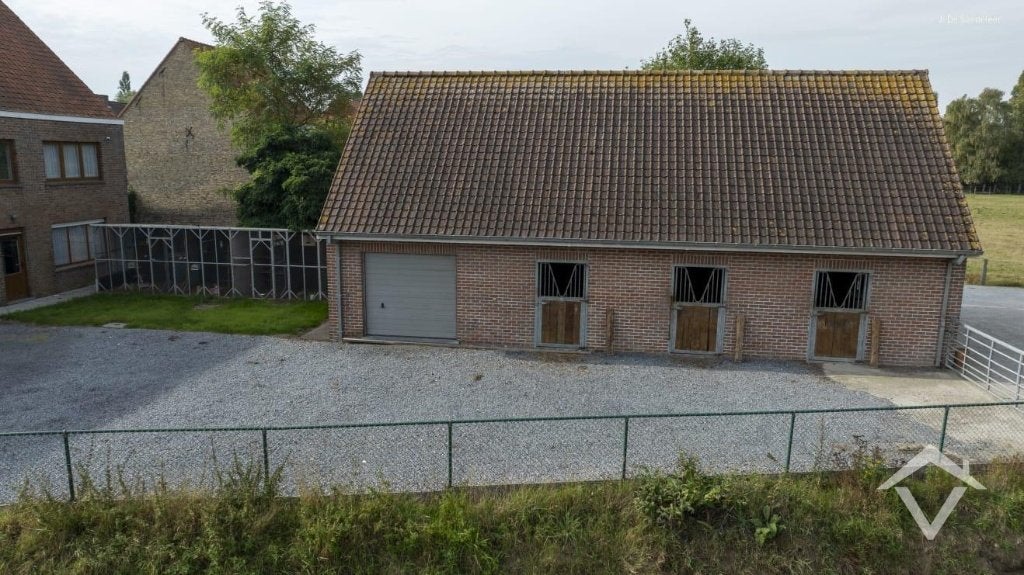 Woning met naastliggend stuk bouwgrond en weide te Eernegem, Eernegem, 222 m², 518 kWh/m²/jaar, Vrijstaande woning