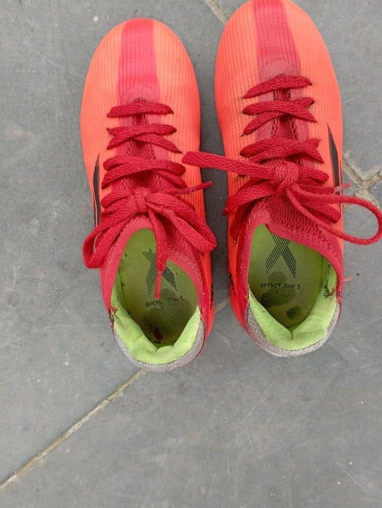 1 paar voetbalschoenen maat 30 + 2 paar voetbalkousen, Ophalen of Verzenden, Zo goed als nieuw, Schoenen