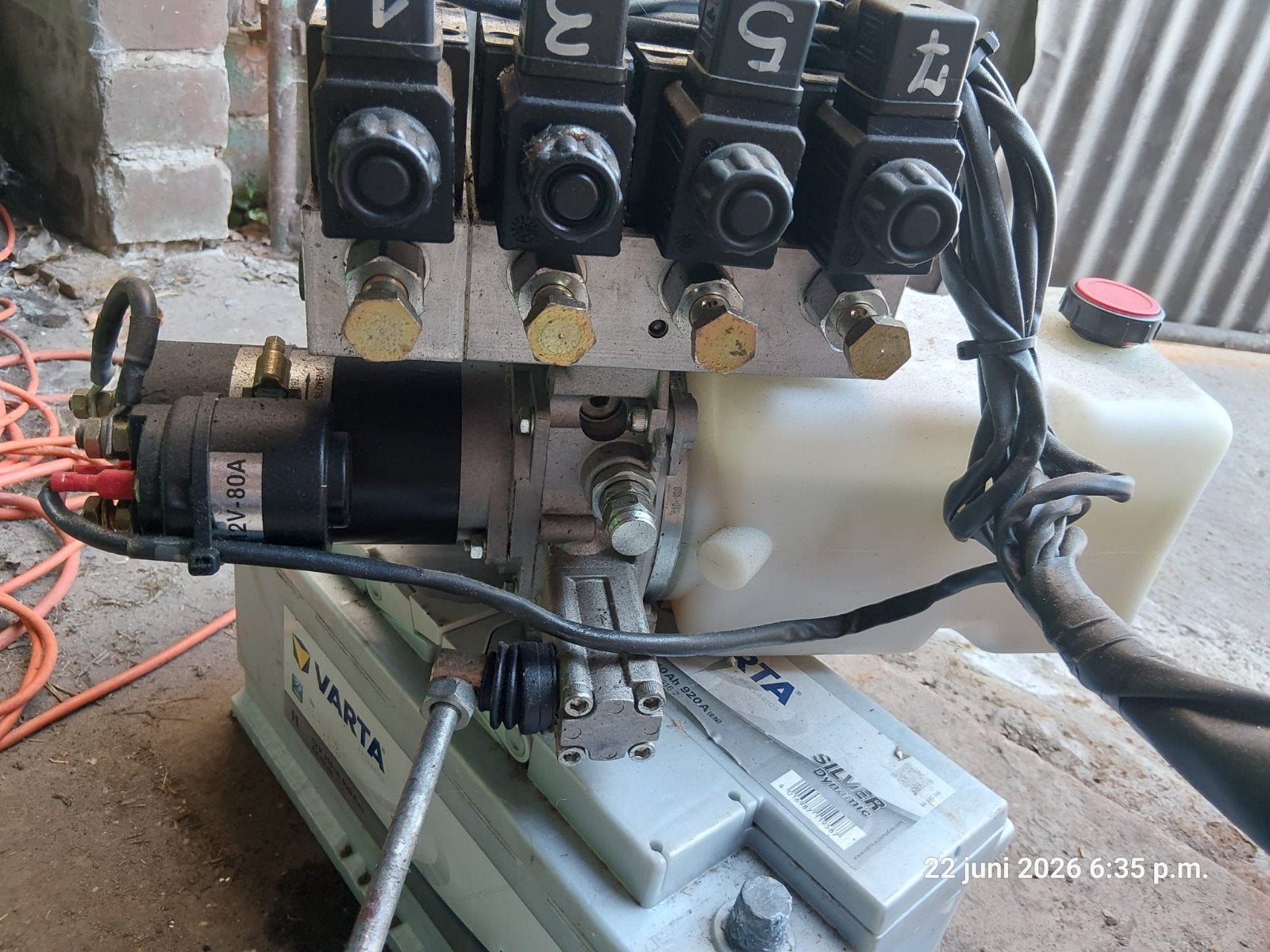 Hydraulische pomp 12 volt met 4 steunpoten, Ophalen