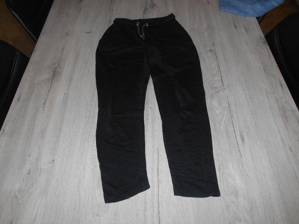 zwart trainings broek maat 146 - 152, Kinderen en Baby's, Kinderkleding | Maat 146, Ophalen of Verzenden, Zo goed als nieuw, Meisje