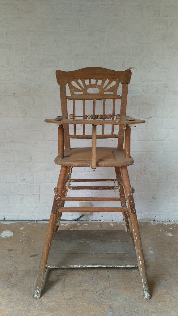 Chaise bébé en bois antique, Enfants & Bébés, Enlèvement, Utilisé