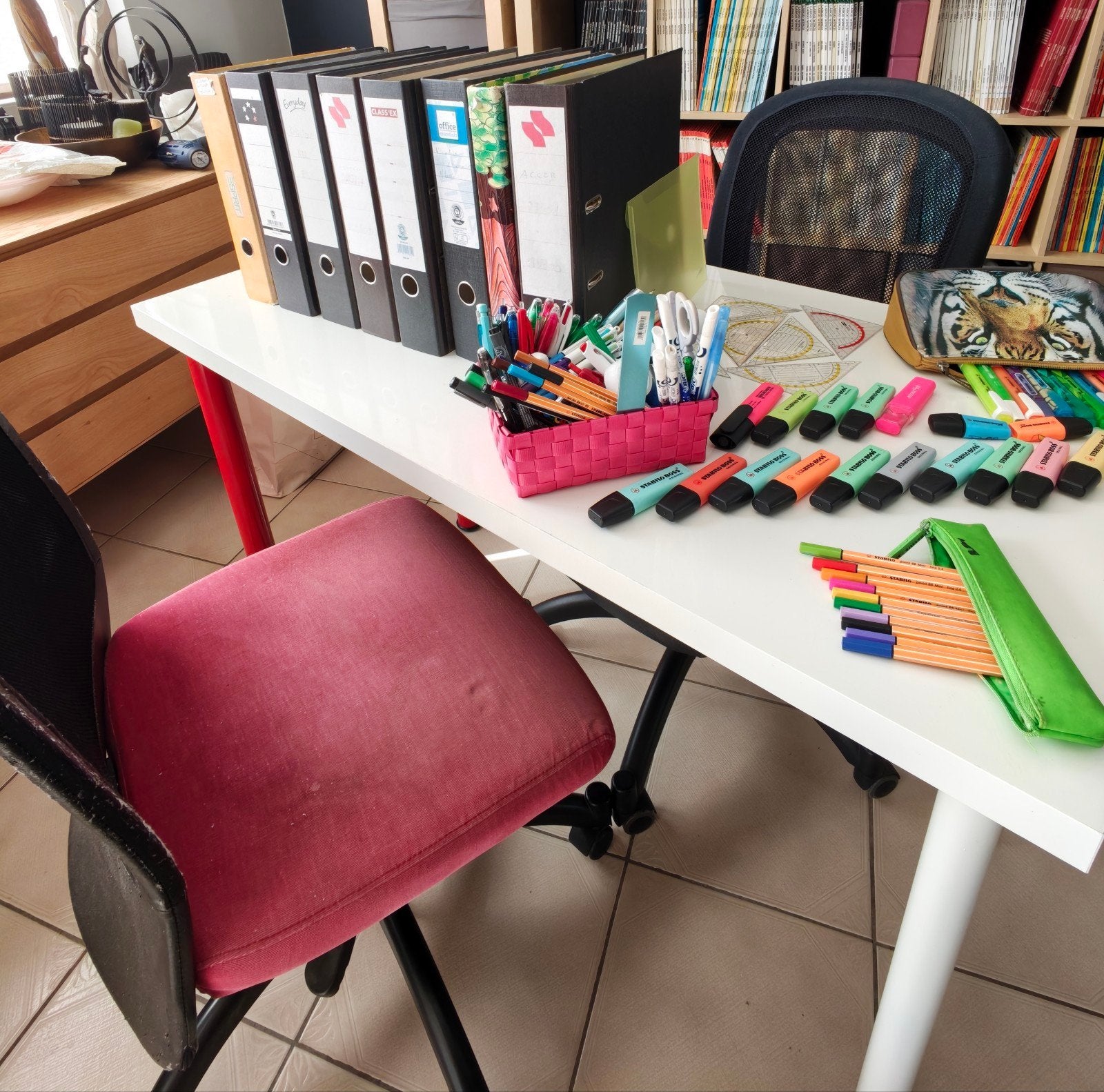 Ensemble bureau / chaises / fardes / stylo / fluo / Lampes.., Enlèvement, Utilisé