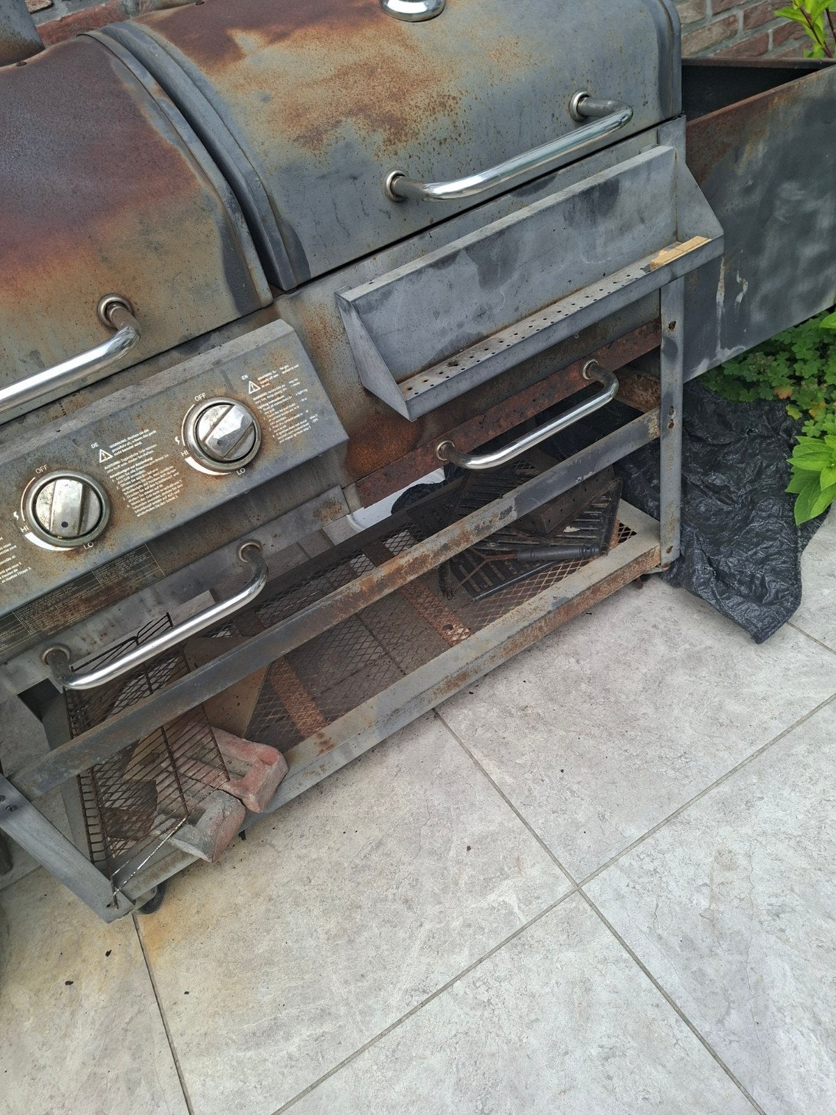 Barbecue à charbon de bois combiné avec chambre à fumer, Enlèvement
