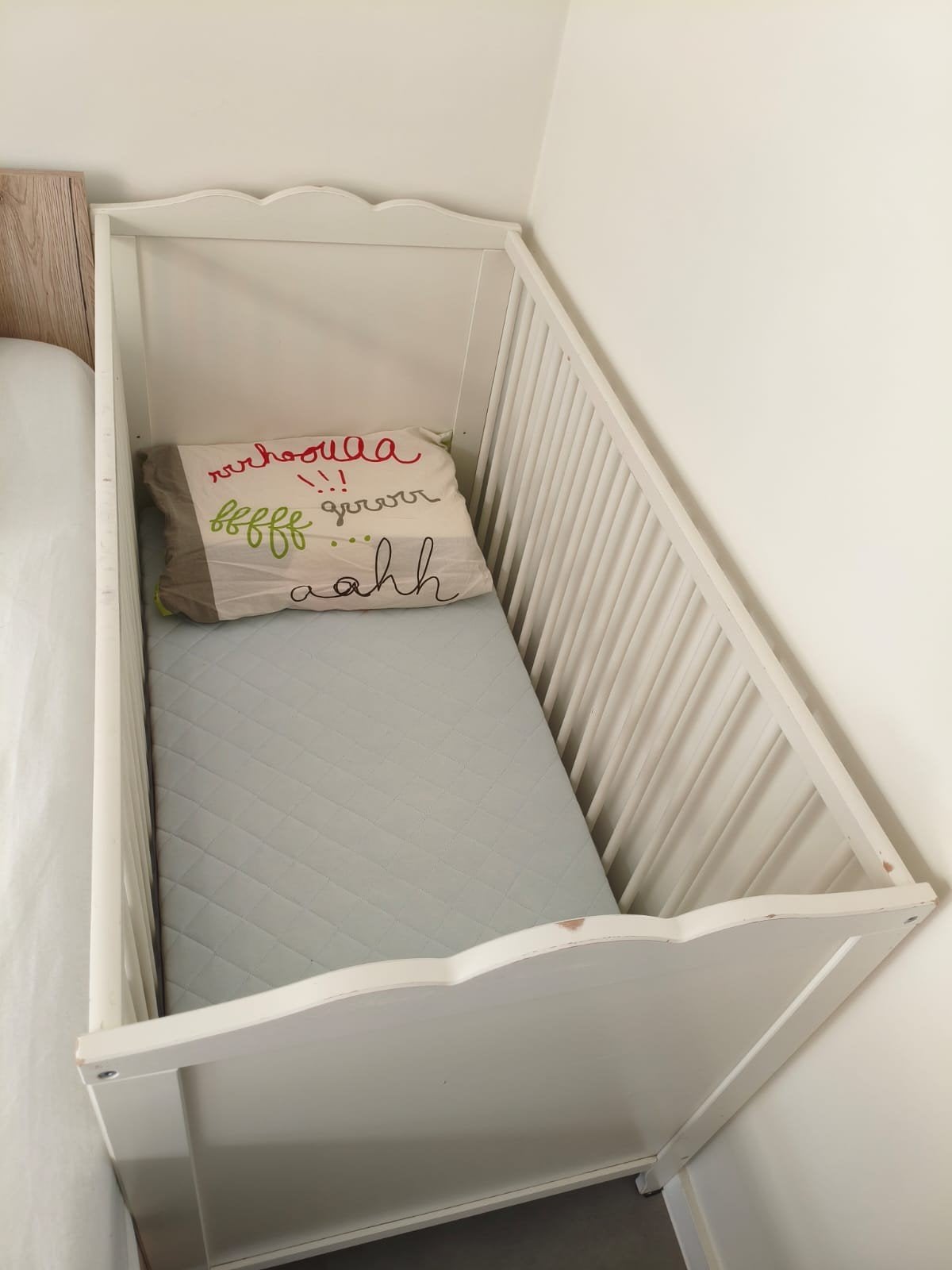 IKEA SMÅGÖRA Babybedje wit (60x120 cm) + Gratis Matras!, Ophalen of Verzenden, Matras