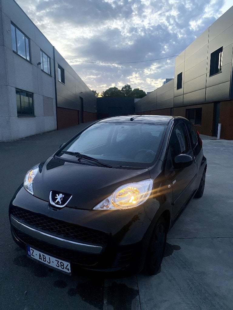 PEUGEOT 107 1.0 URBAN STYLE - BOUWJAAR 2011, Auto's, Voorwielaandrijving, Stof, 50 kW, Zwart