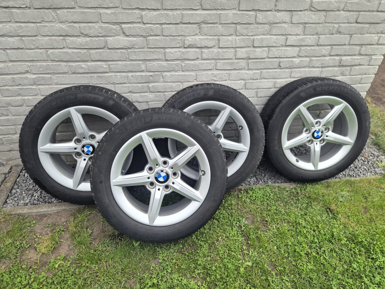 Set winterbanden met velg . BMW 1 reeks, Ophalen, Winterbanden