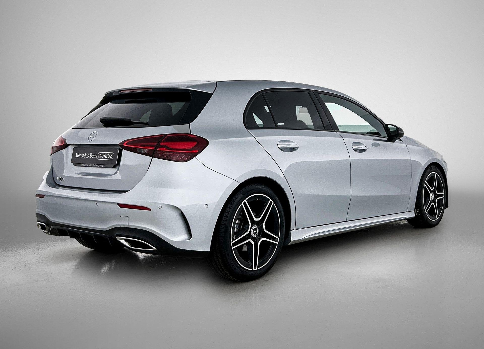 Mercedes-Benz A-Klasse 180 Hatchback AMG Line | Panoramisch, Stof, Gebruikt, Zwart, 136 pk
