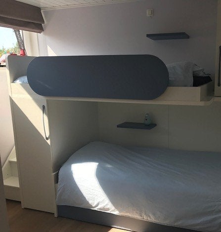 Kinderkamer met 3 bedden, 3 kasten en trap met opbergruimte., Kinderen en Baby's, Ophalen, Zo goed als nieuw, Stapelbed