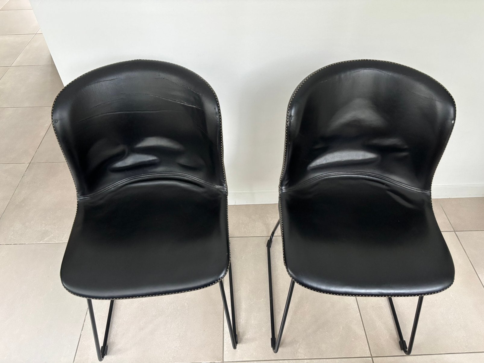 2 zwarte stoelen om weg te geven, Ophalen, Zo goed als nieuw, Zwart