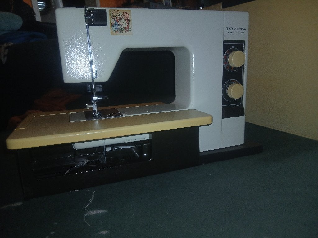 Toyota naaimachine in Vintage koffer model 4300, Ophalen, Zo goed als nieuw, Naaimachine, Overige merken