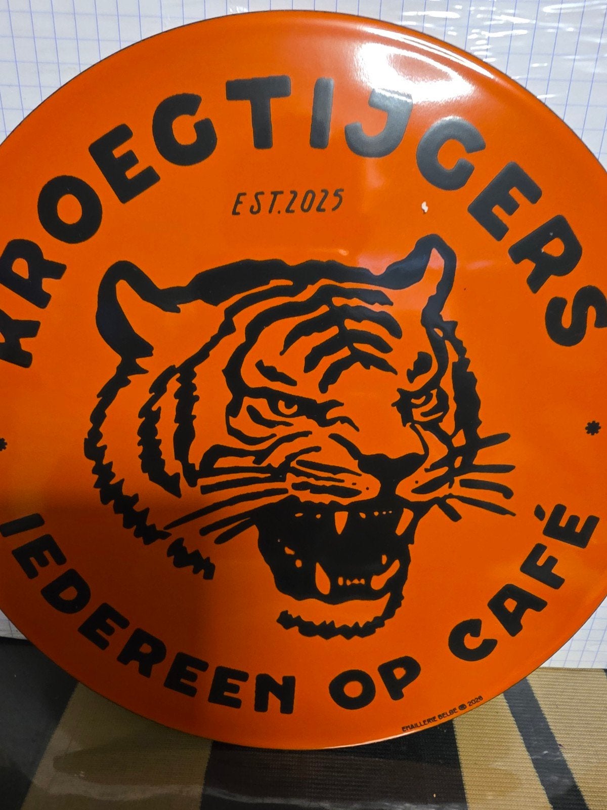 superbe plaque émaillée Kroegtijgers EST 2026, Collections, Envoi, Utilisé, Panneau publicitaire