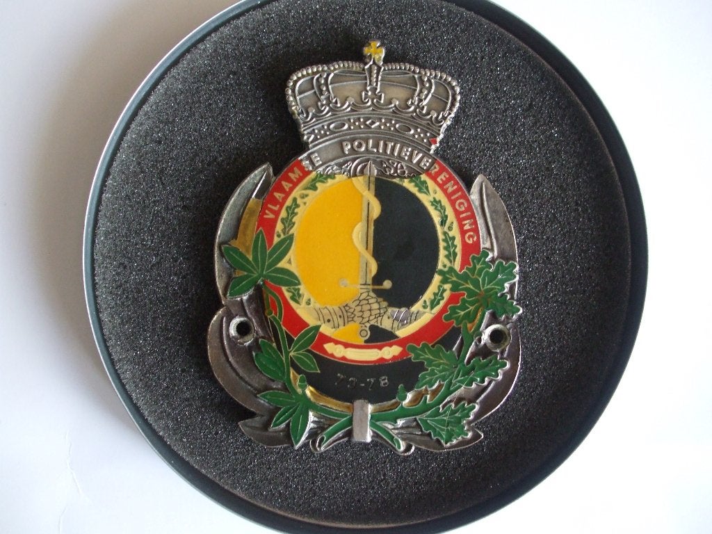 Vlaamse Politievereniging emaille embleem '73-'78, Ophalen of Verzenden, Gebruikt