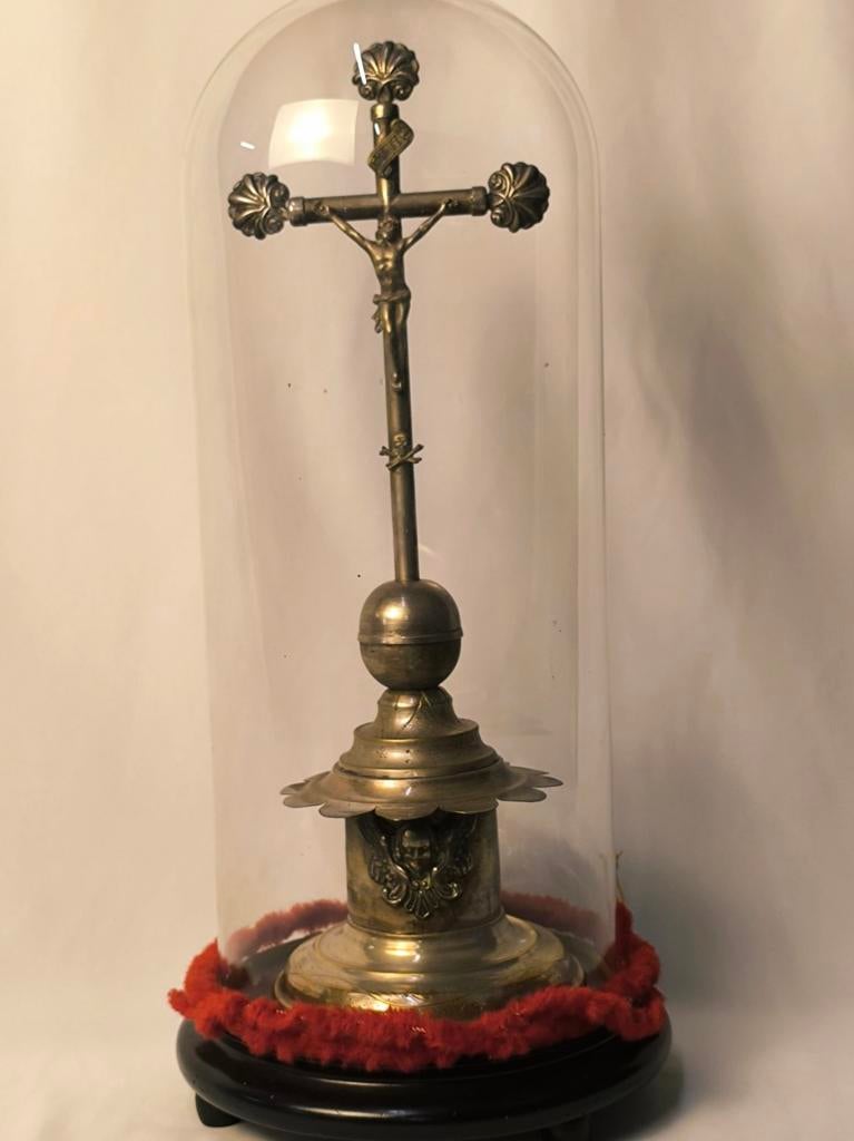 Crucifix met stolp en voet. +/-50cm. Perfecte staat., Ophalen