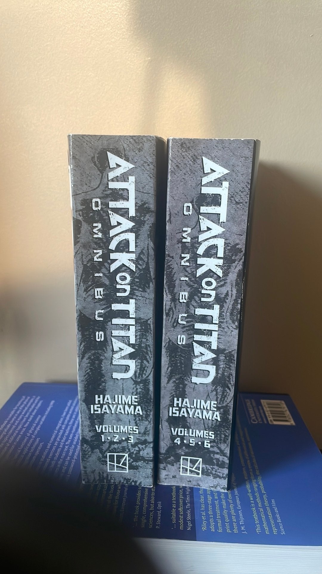Attack on Titan Omnibus 1 & 2, Boeken, Ophalen of Verzenden, Zo goed als nieuw, Japan (Manga), Meerdere comics
