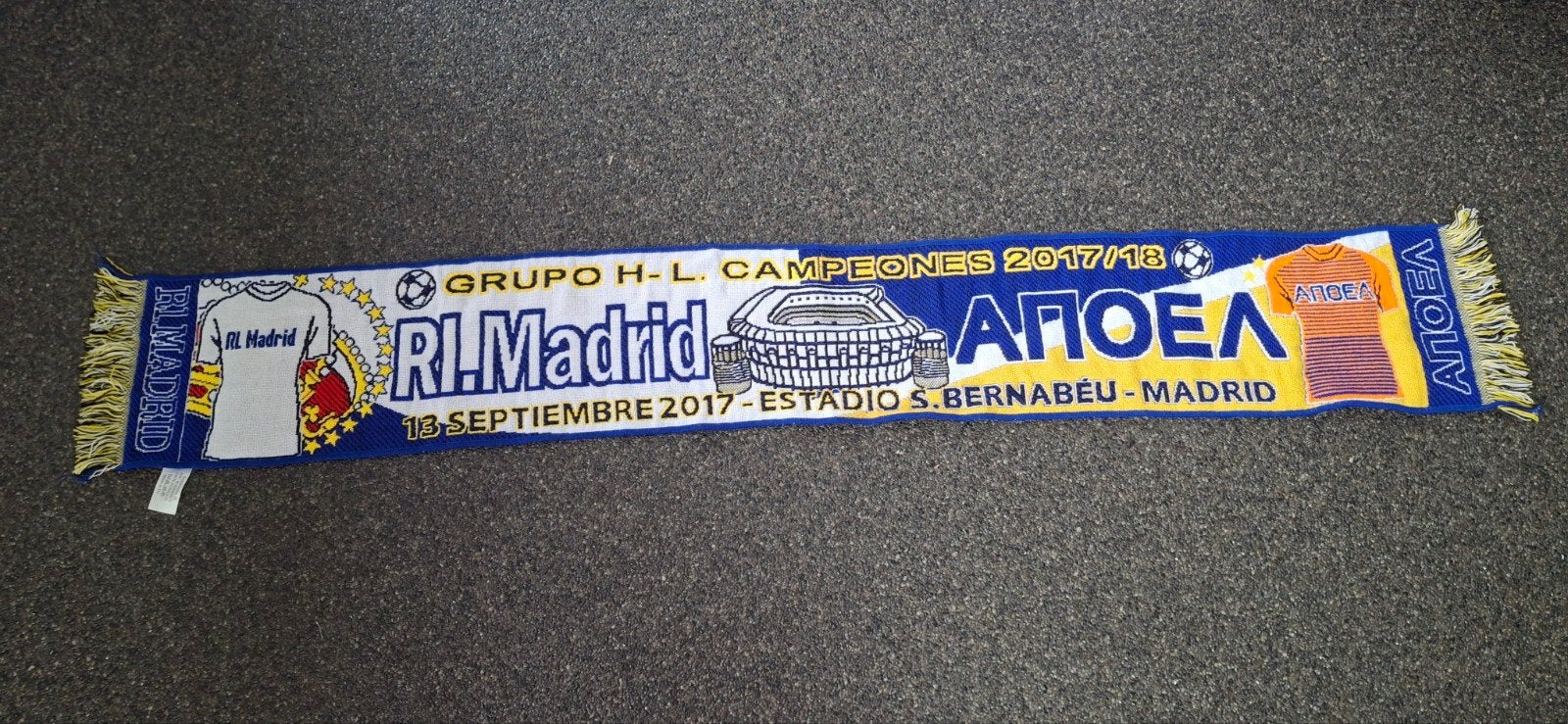Supporter sjaal voetbal Spanje Real Madrid 2017, Verzamelen, Ophalen of Verzenden, Zo goed als nieuw, Vaantje of Sjaal