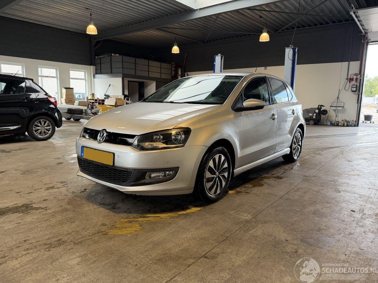 Volkswagen Polo 1.0 BlueMotion Edition, Autos : Divers, Voitures accidentées, Argent ou Gris, Volkswagen AG, Essence, Hatchback