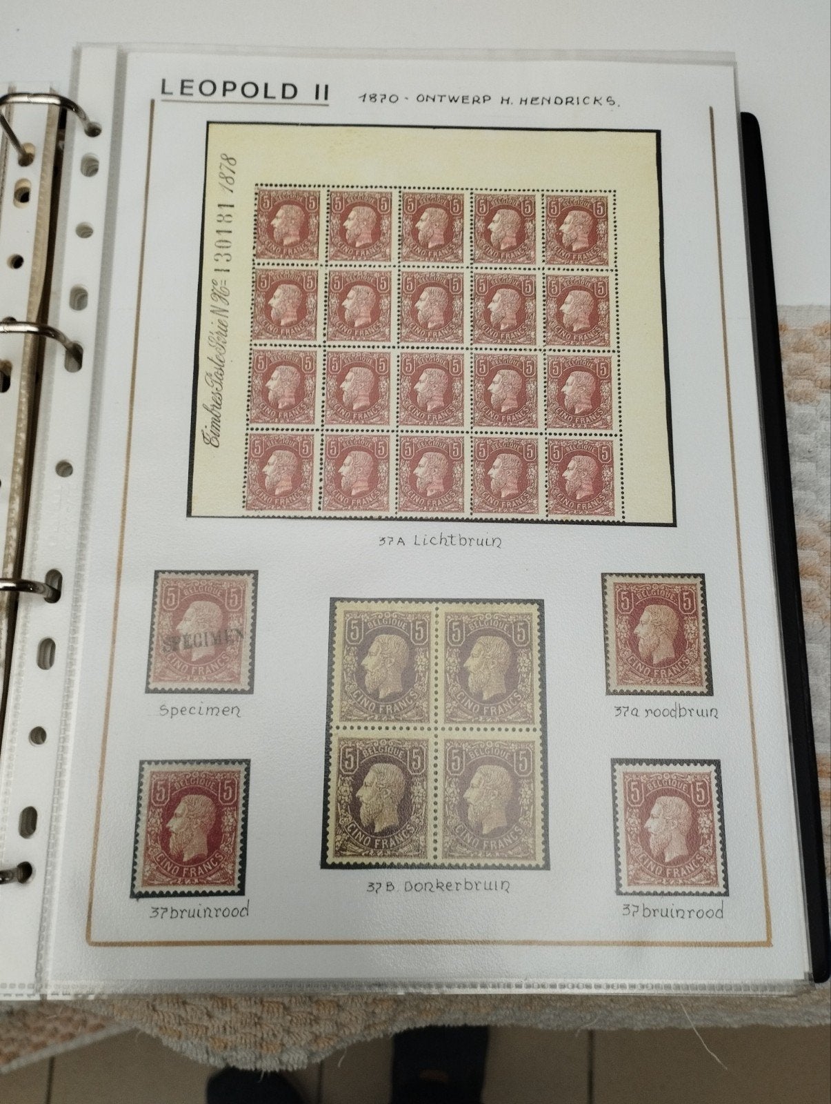 Een albumblad namaak postzegelvel en postzegels kleur versch, Ophalen