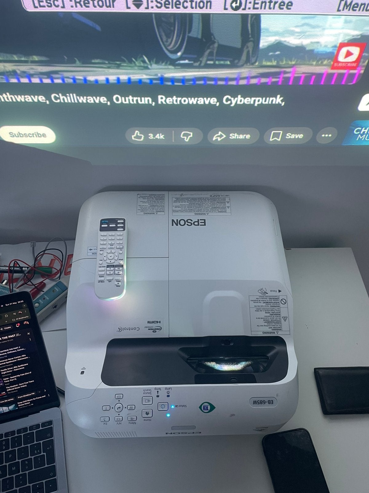 Projecteur Epson Blanche en bon etat avec une telecommande, TV, Hi-fi & Vidéo, Projecteurs vidéo, Enlèvement, Comme neuf, Full HD (1080)