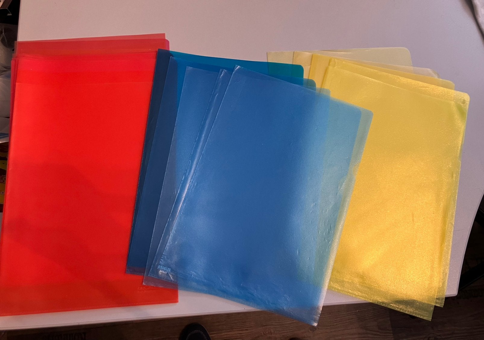 Lot de 30 fardes à coin translucides et colorées, Enlèvement ou Envoi, Comme neuf