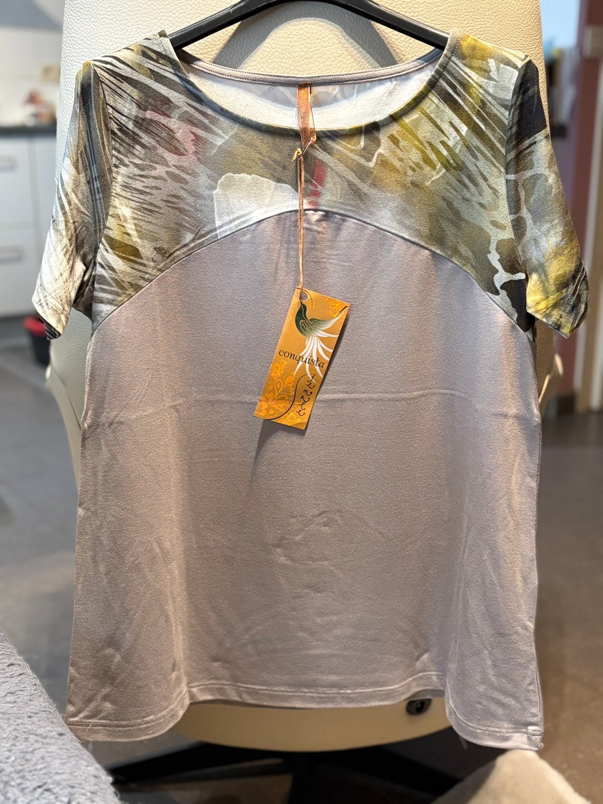 Nieuw taupe t-shirt van Conquista Fashion (42)., Kleding | Dames, T-shirts, Maat 42/44 (L), Nieuw, Ophalen of Verzenden, Korte mouw