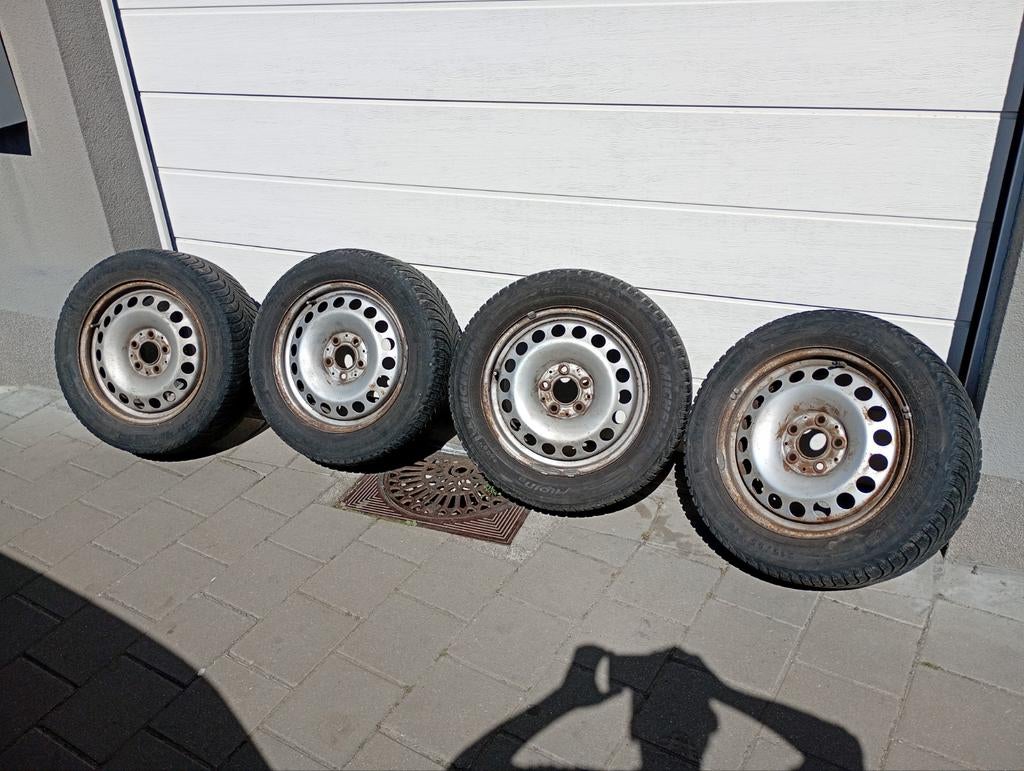 Jantes en acier 5x112 avec de bons pneus Michelin 215/55/R16, Autos : Pièces & Accessoires, Pneus & Jantes, Enlèvement, Jante(s)
