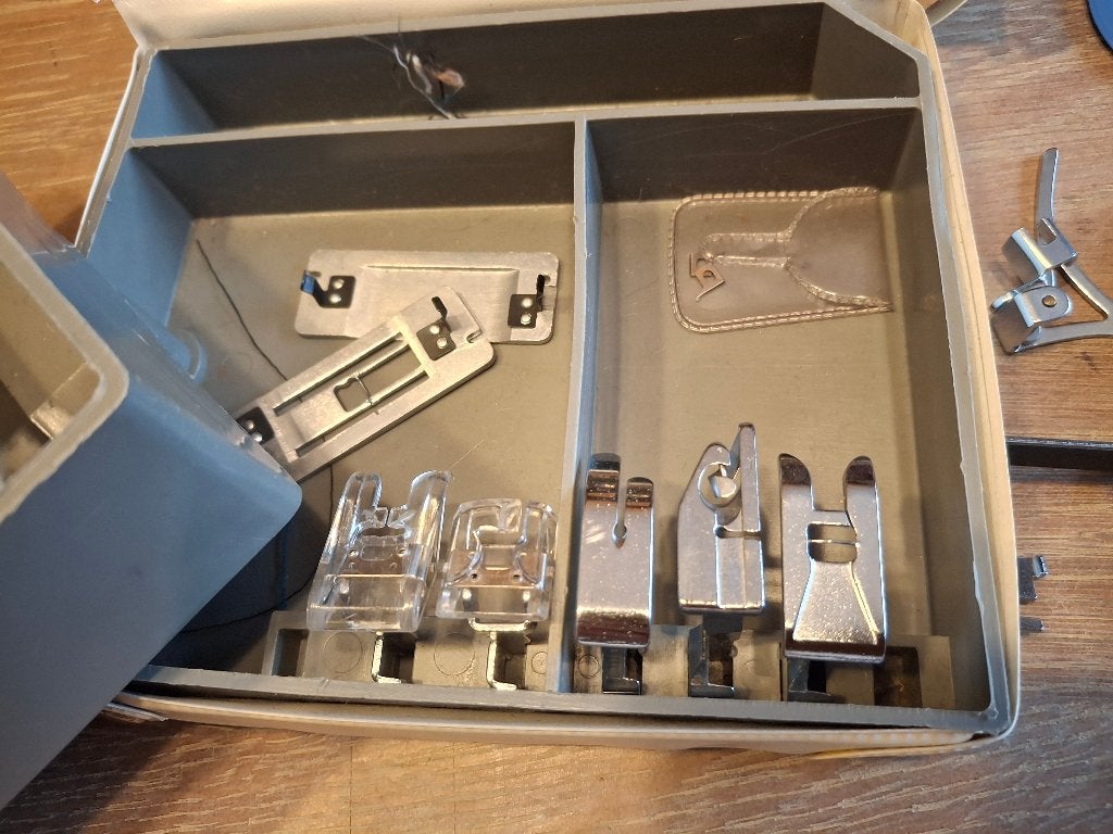 Necchi naaimachine onderdelen, Ophalen, Naaimachine