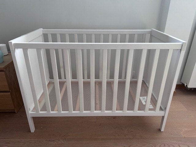 Babybed Ikea Sundvik, Kinderen en Baby's, Ophalen, Gebruikt, Lattenbodem, Minder dan 140 cm