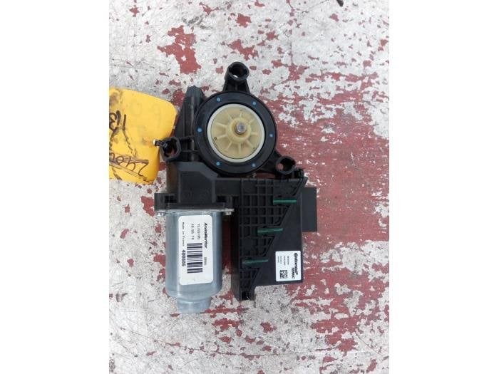 Moteur de vitre portière d'un Volkswagen Polo, -, Volkswagen, -, 3 mois de garantie