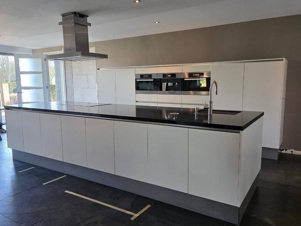 #39 Grande cuisine équipée avec îlot central, Composite, Sans poignée, Comme neuf, Enlèvement