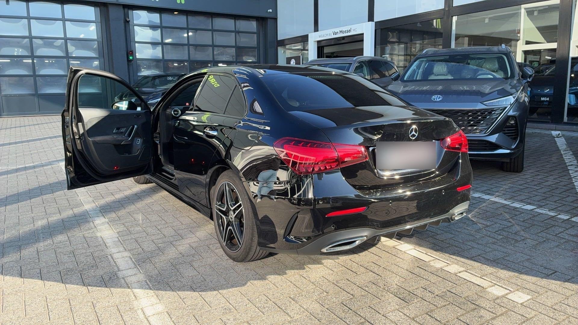 Mercedes-Benz A-Klasse Limousine A 180 AMG Line FACELIFT | C, Auto's, 4 deurs, Gebruikt, 4 cilinders, 136 pk